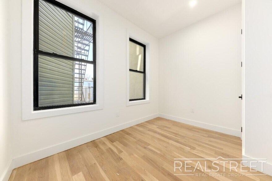 Building Photo - Brand New Large 3 Bed 2 Bath in Bushwick Townhouse!
