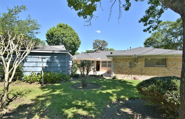 Building Photo - 6011 Arboles Dr