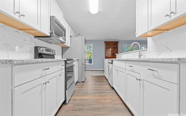 Building Photo - Beautiful Newly Remodeled Home on the Desoto Golf Course! A large landscaped lot with beautiful v...