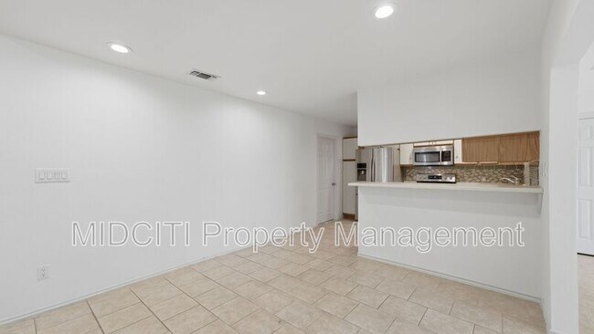 Building Photo - 1233 Hollyhock Ln