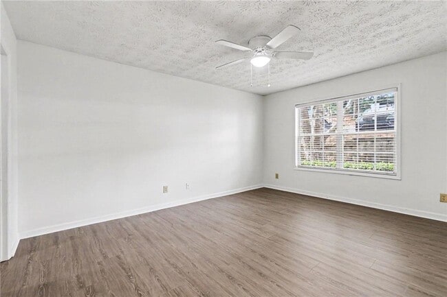 Building Photo - 3960 Riverlook Pkwy SE