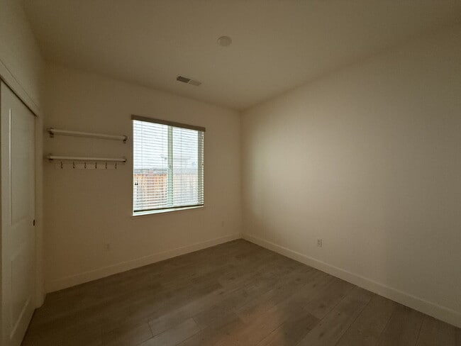 Building Photo - Modern 4-bedroom 3-bath available in Elk Grove