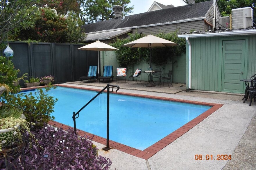 Courtyard - 4223 Prytania St