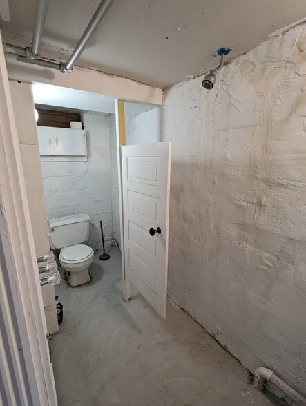 Bathroom - 5535 Centre Ave