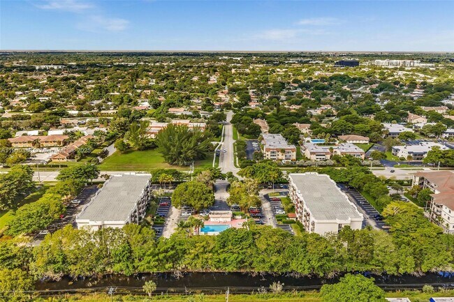 Building Photo - 2701 Riverside Dr