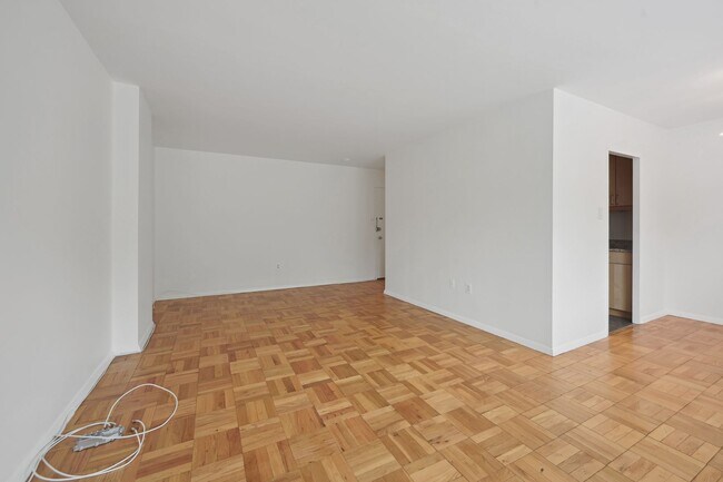 Building Photo - Walk to Georgetown! One Month Concession! Professionally Managed & Recently Renovated // 1 Bedroo...