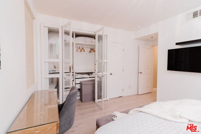 Building Photo - 1245 Wilcox Ave