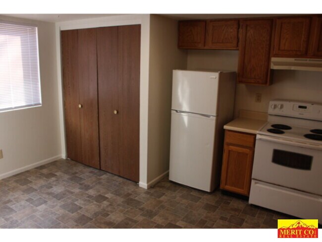 Building Photo - Townhouse