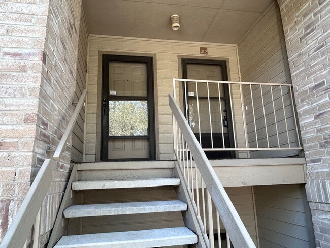 Building Photo - Charming 2BR Condo with Vaulted Ceilings, Fireplace & Pool Access