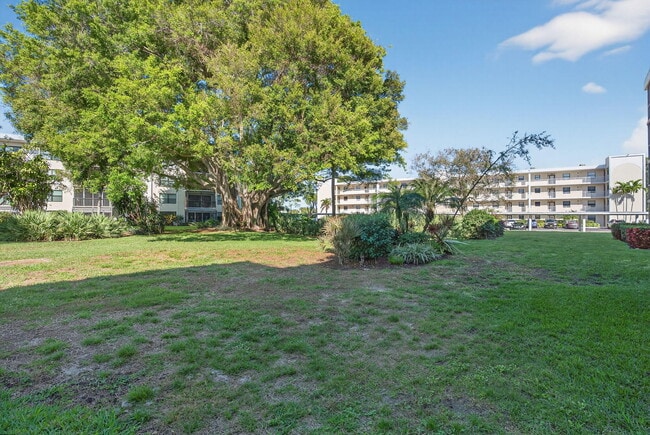 Building Photo - 300 N Hwy A1A