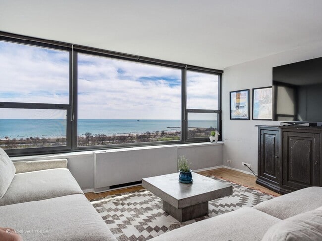 Building Photo - 1850 N Clark St