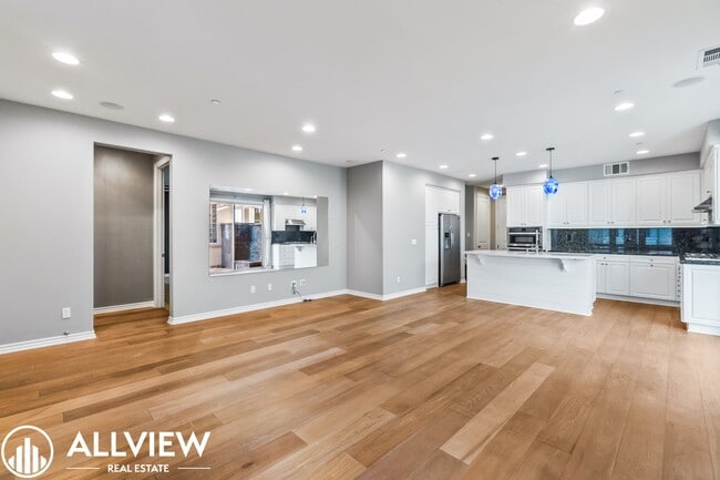 Building Photo - Highly Upgraded 4 Bed, 4.5 Bath Condo Available in Pacific Shores!