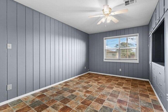 Building Photo - Large Family Home