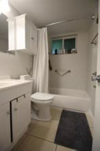 Building Photo - 724 NE 23rd Dr