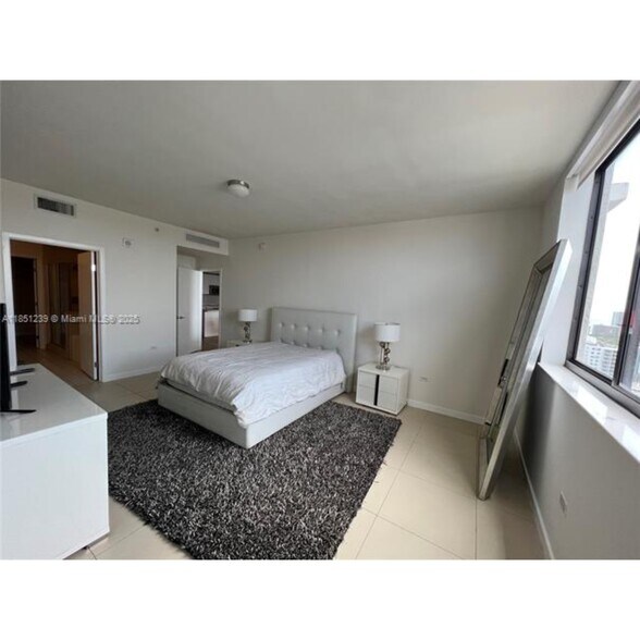 Building Photo - 999 SW 1st Ave