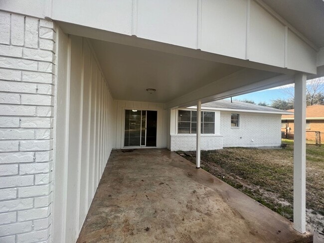 Building Photo - Updated in North Bossier.. Close to Barksdale Air Force Base..