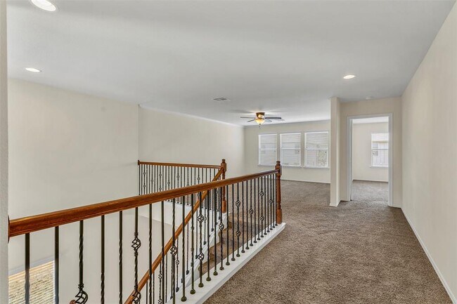 Building Photo - 16100 Hawthorne Heights Trail