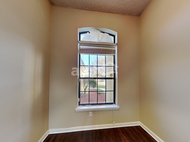 Building Photo - 3753 Woodbriar Dr