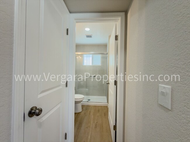Building Photo - 1136 Gian Dr