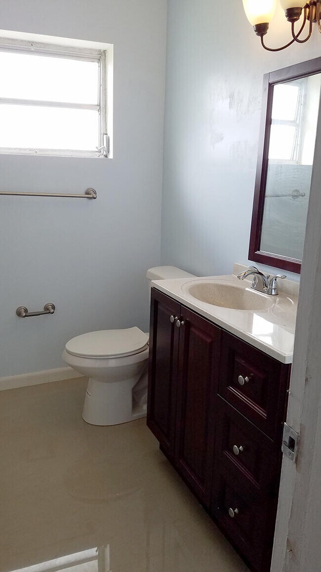 Building Photo - 703 NW 6th St