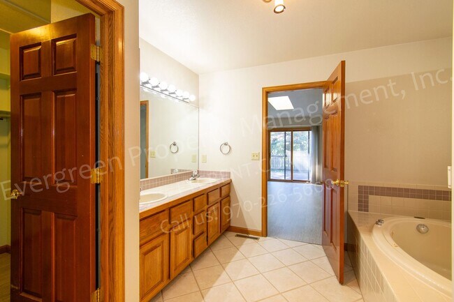 Building Photo - 1223 Red Oak Ct