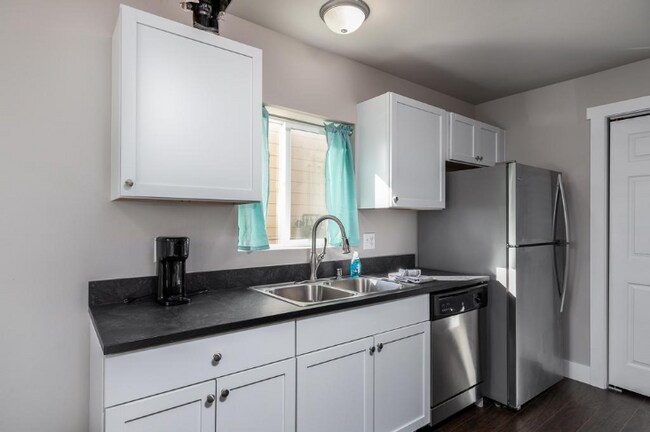 Building Photo - "Charming 2-Bed Oasis with 988 Sq Ft of Comfort in Cheyenne!"