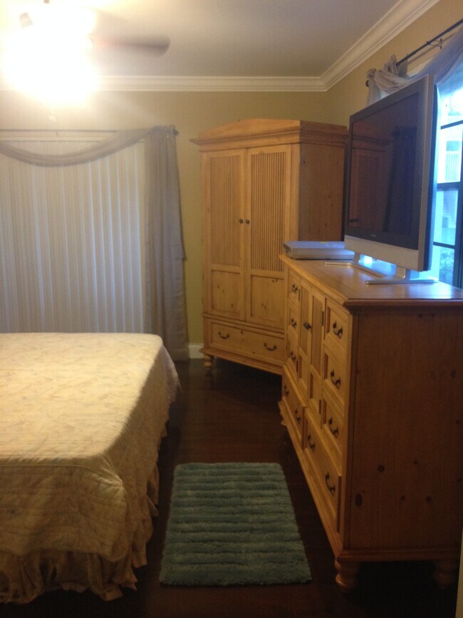 master bedroom w/king set - 123 Deer Creek Blvd