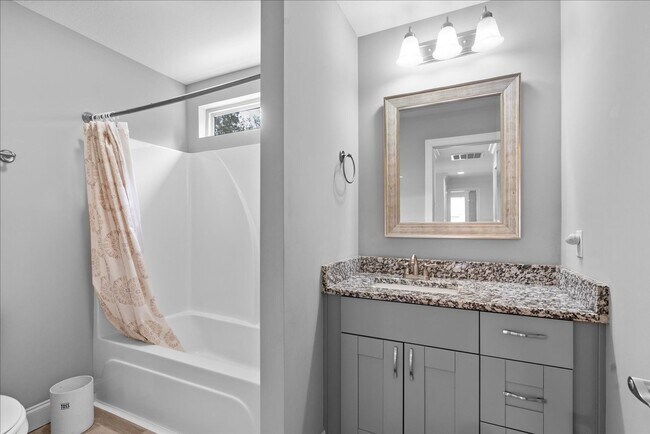 Building Photo - Move-In Ready Luxury in Island Point Estates