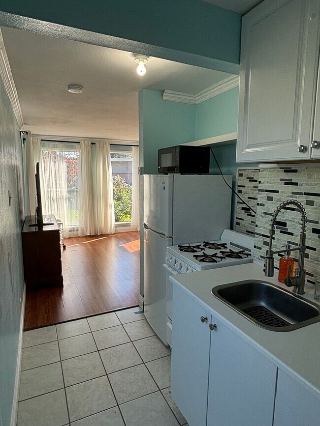 Building Photo - 2832 Charlemagne Ave