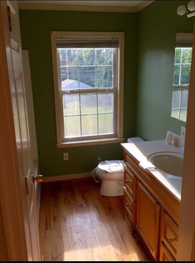 Building Photo - 3 bed 2 bed house in Henrico! Big yard, la...