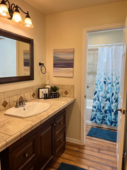 Building Photo - 819 Red Bird Ln