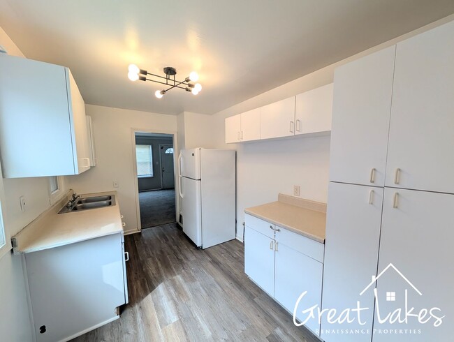 Building Photo - Stunning 2 Bedroom 1 Bathroom now availabl...