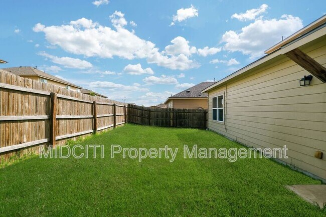 Building Photo - 205 Tallow Trl