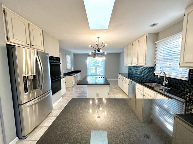 Building Photo - Elegant 4-Bedroom Home in Beautiful Lake S...