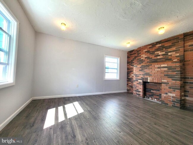 Building Photo - 605 W 3rd St