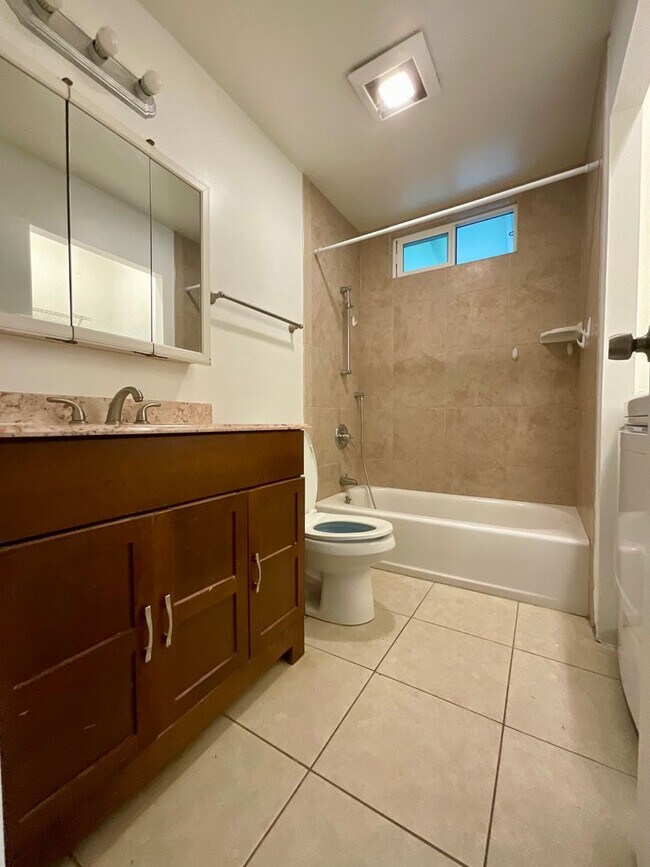 Building Photo - Beautiful, Bright & Airy Beach House--3Bed...