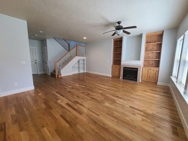 Building Photo - Clean and ready to go 3 bedroom home