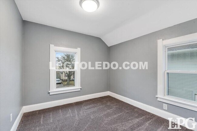 Building Photo - 927 Alvison Rd