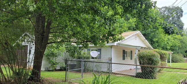 Building Photo - Country House on 1 Acre