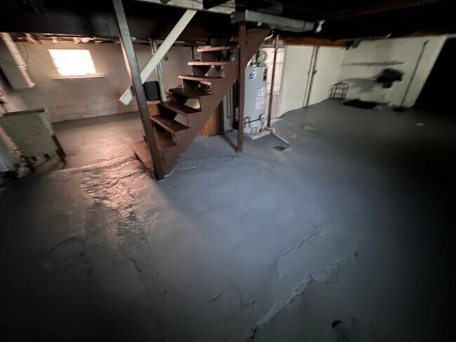 Building Photo - Recently Renovated - 3 bedroom 2 bathroom ...