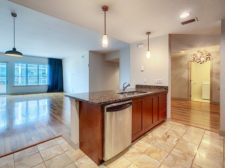 Building Photo - 100 S Eola Dr