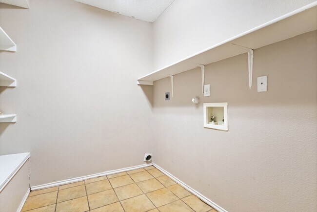 Building Photo - 2 Bedroom/ 1 Bath Bridgewood Subdivision