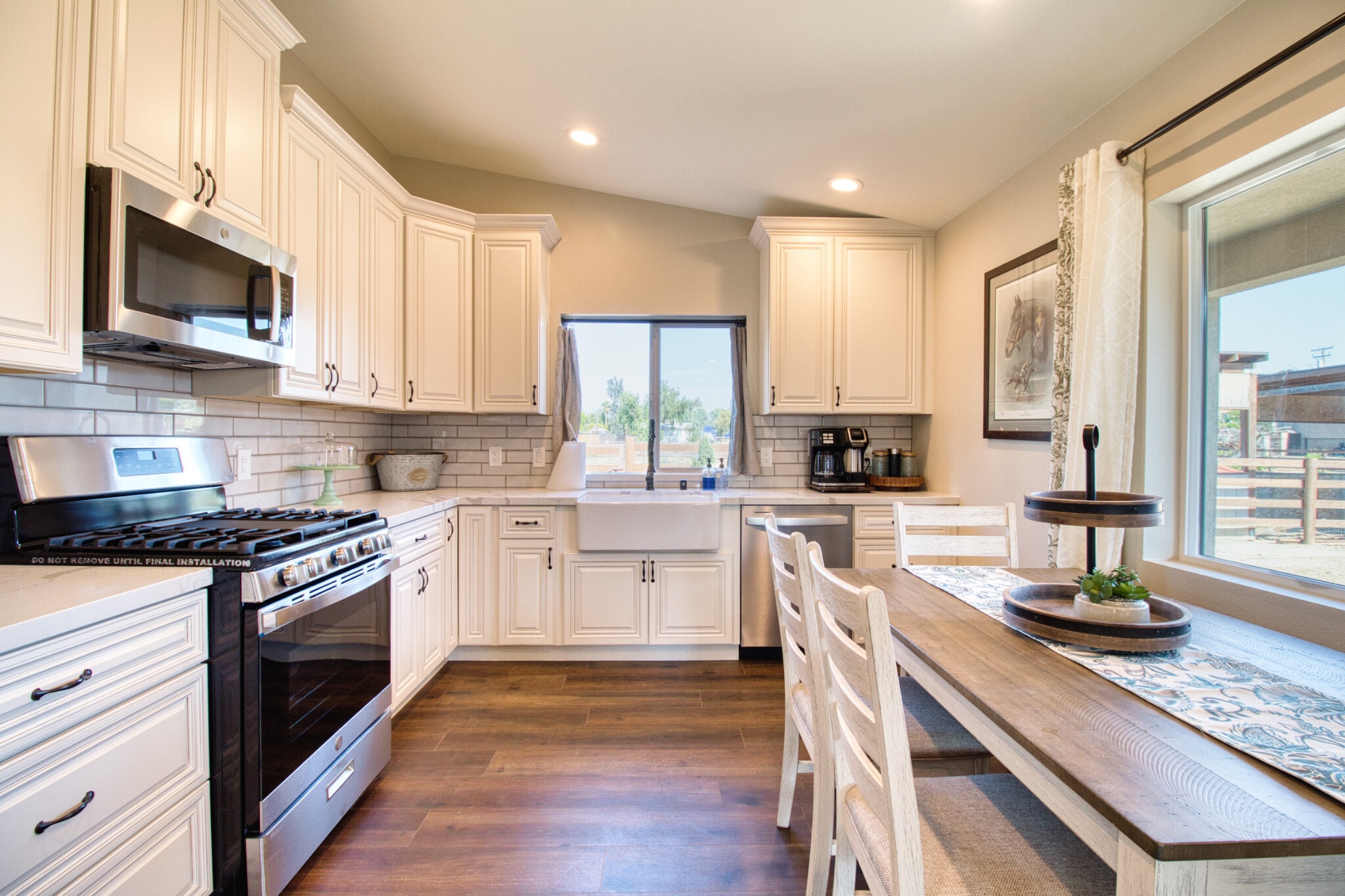 Kitchen & Dining Area - 15671 Ridgeway Ave