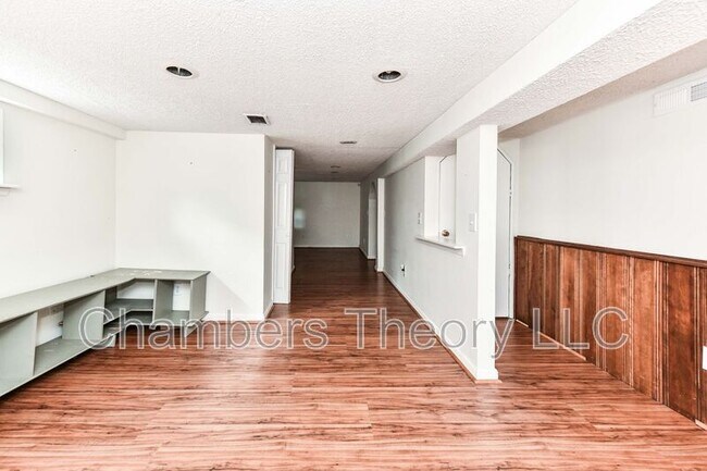 Building Photo - 419 S Barton St