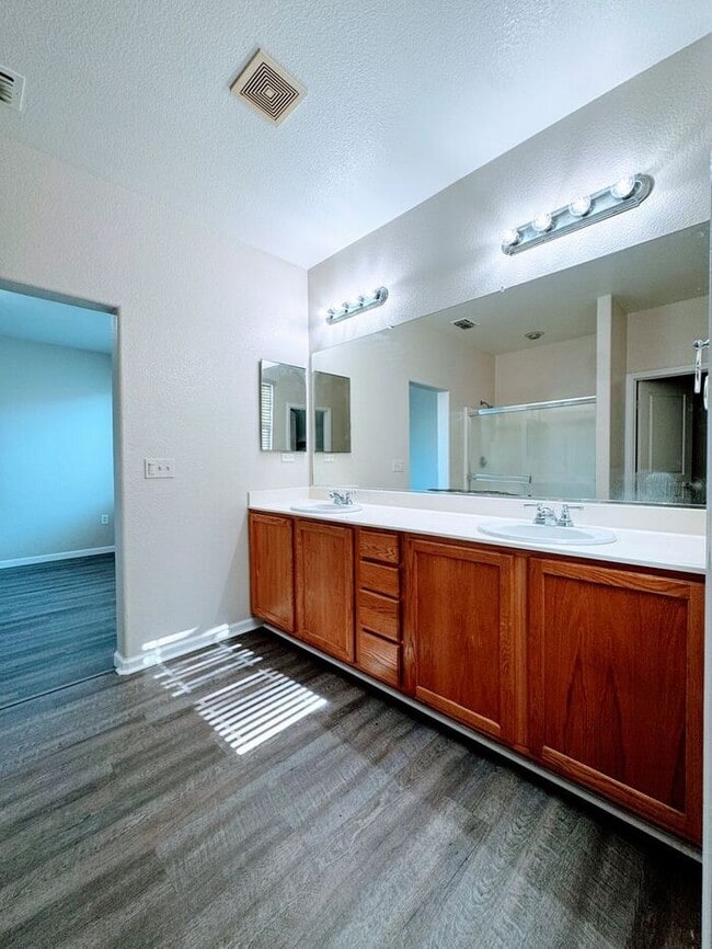 Building Photo - !!Get $200 OFF!! 3BR SFR w/ Tandem Garage & Fenced Yard near Boxwood St