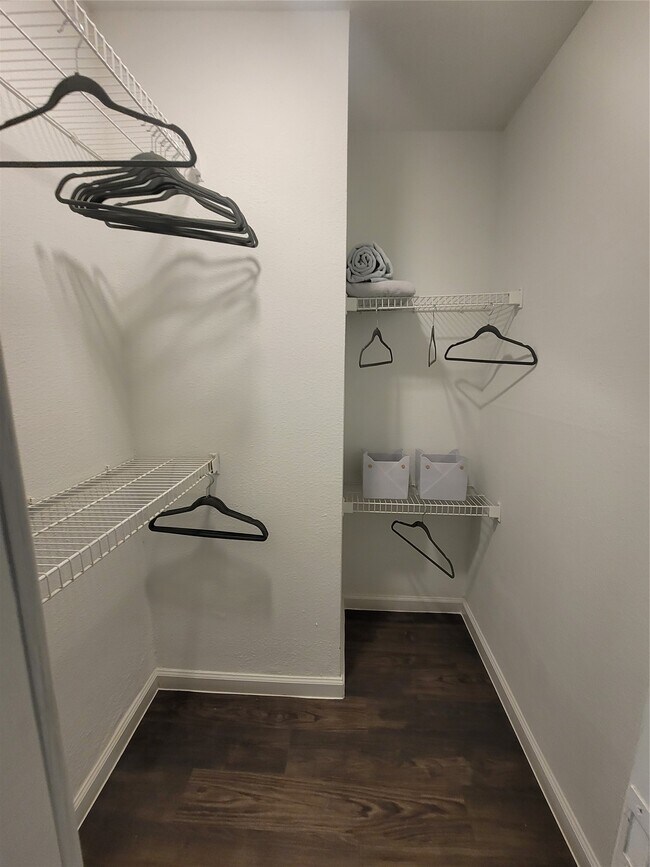 Building Photo - 7250 W Greens Rd