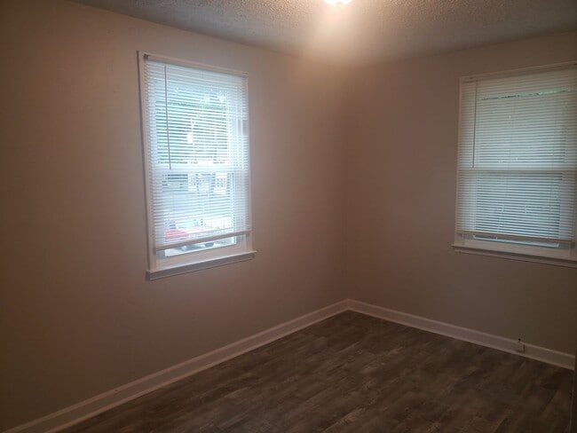 Building Photo - NEWLY RENOVATED DUPLEX UNIT