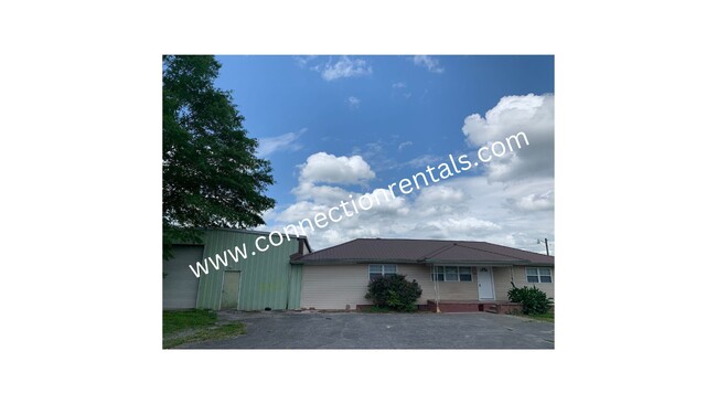 Building Photo - 3 bed 2 Bath Single-Family Home with Spaci...