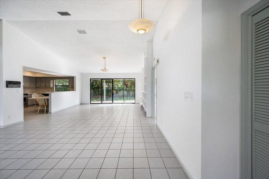 Building Photo - 2216 Amesbury Ct