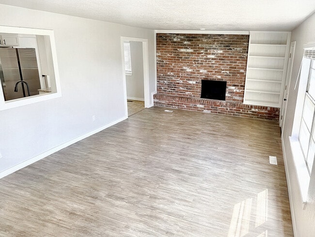 Building Photo - 11713 N Francis Ave